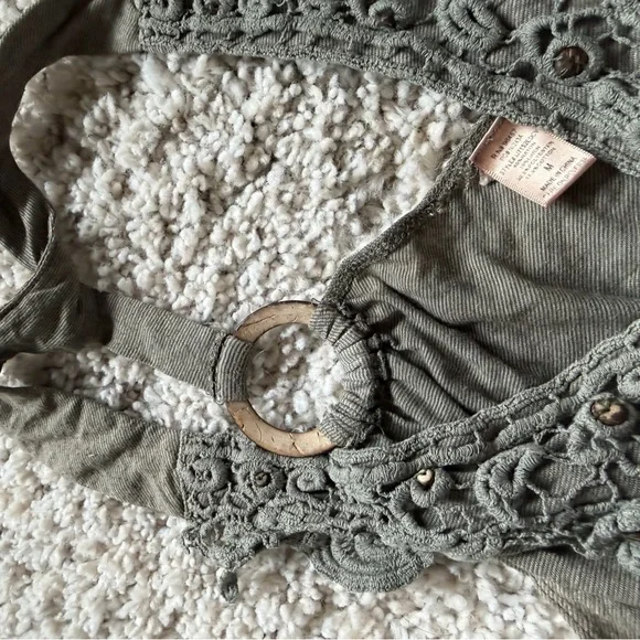 Elegant Gray green bohemian Sleeveless Blouse with Lace Accents - Picture 4 of 5